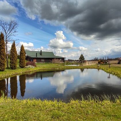 Namelis prie tvenkinio