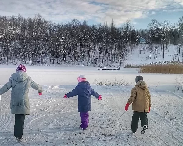 Čiuožykla ant ežero