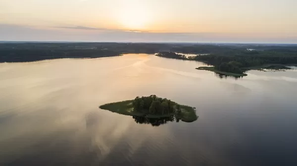 Stovyklavietė saloje