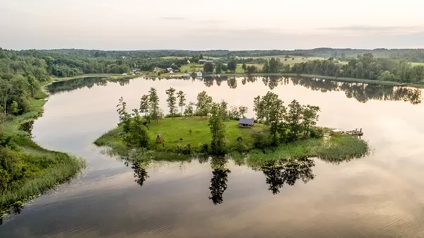 Stovyklavietė saloje