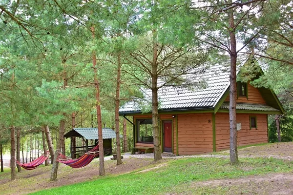 Namelis prie ežero